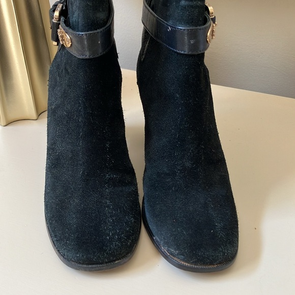 Tory Burch Robynne Suede Heeled Bootie Ladies Size 6 Designer - Picture 3 of 9